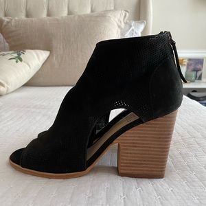 Vince Camuto Open Toe Cut-Out Bootie heels Size 8 NWT Never Been Worn